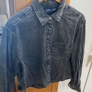 GAP women’s cropped Washed Black Shirt Jacket